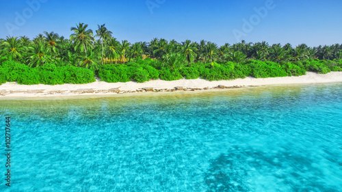 Fototapeta Naklejka Na Ścianę i Meble -  Shoreline of a tropical island in the Maldives and view of the I