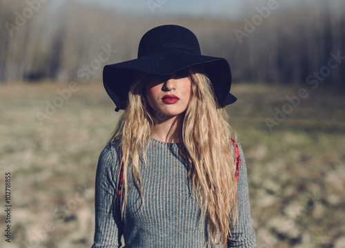 Beautiful young blonde woman in rural background © javiindy