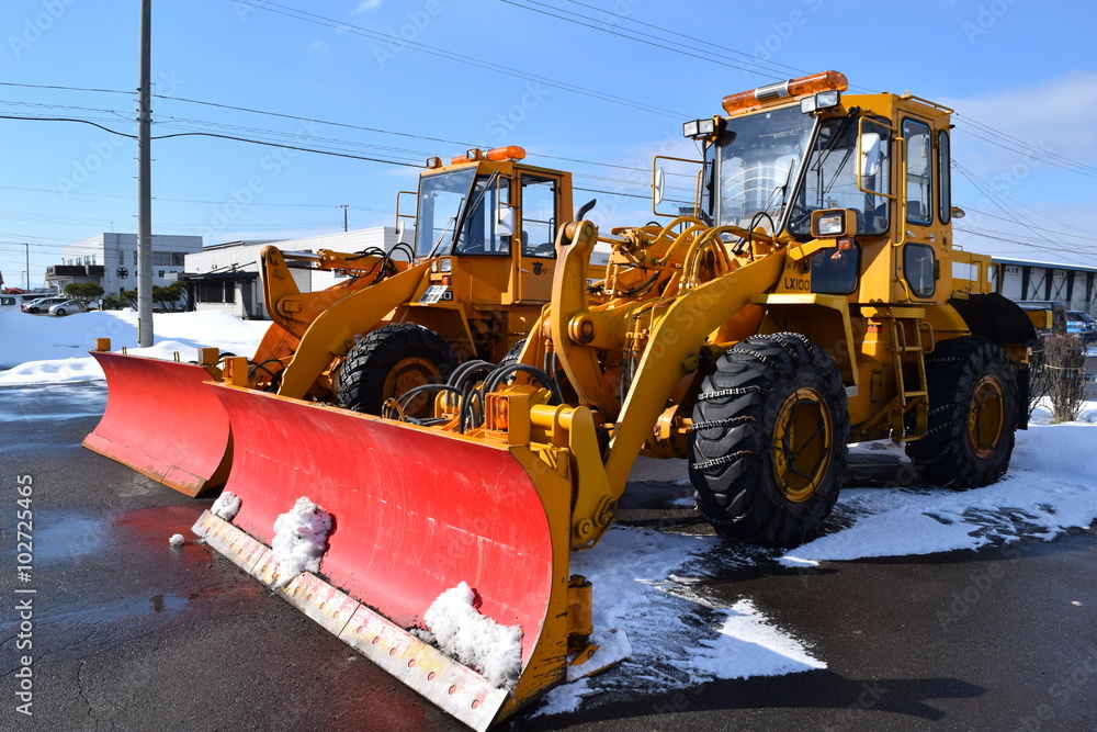 待機中の除雪車 豪雪地帯の山形県で 除雪車を撮影した写真です 本格的な降雪期が到来し 今シーズン何度も出動した待機中の除雪車です Stock 写真 Adobe Stock