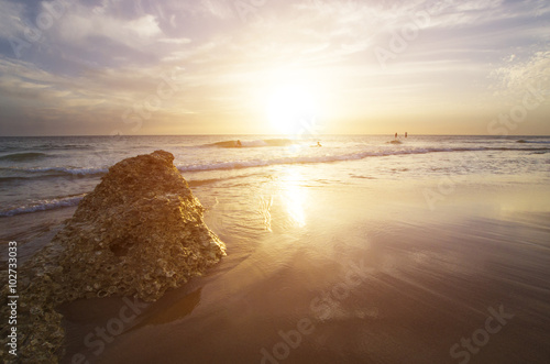 Puesta de sol en las playas españolas durante las vacaciones de verano