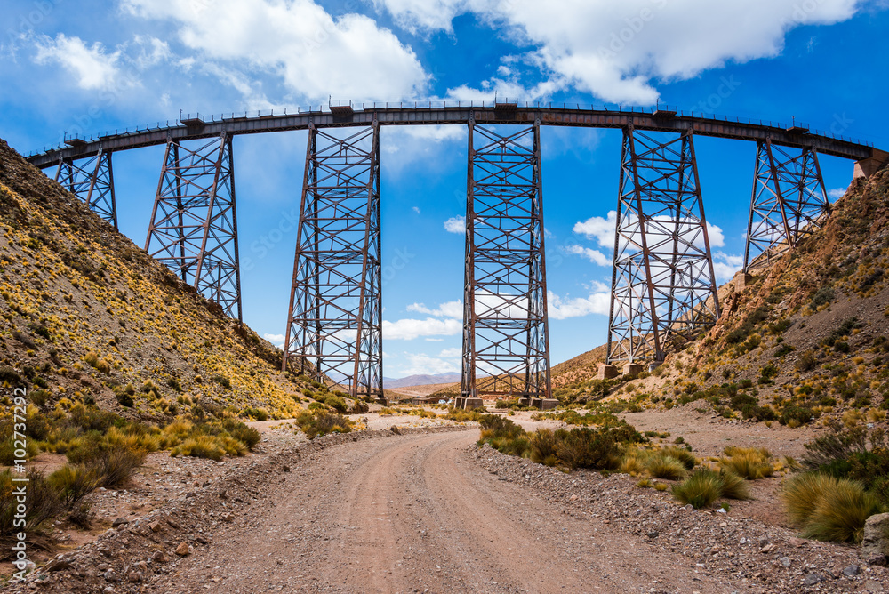 Obraz premium La Polvorilla viaduct in the Northwest of Argentina