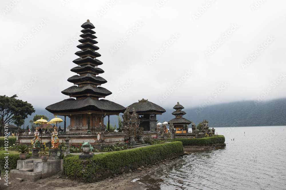 Templo budista Pura Ulun Danau Beratan, arquitectura estilo balinesa, Bali, Indonesia Templo budista Pura Ulun Danau Beratan, arquitectura estilo balinesa, Bali, Indonesia