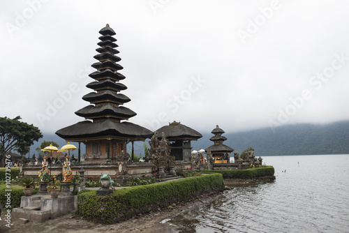 Templo budista Pura Ulun Danau Beratan  arquitectura estilo balinesa  Bali  Indonesia