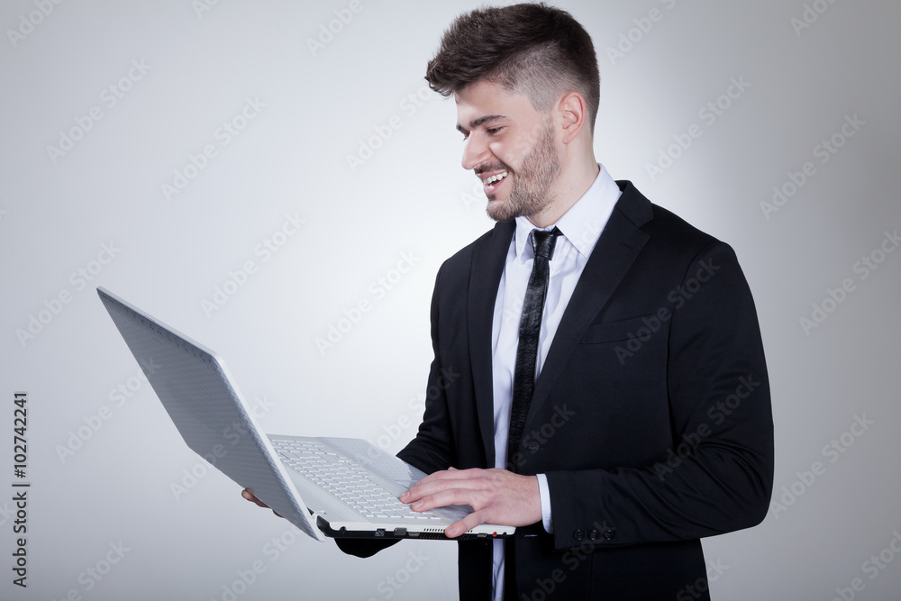 Businessmann mit Laptop lächelt Porträt Businessmann mit Laptop lächelt Porträt