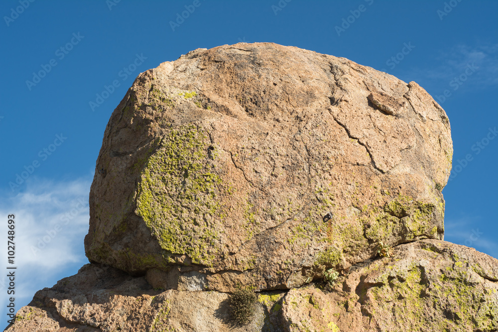 Una piedra muy grande con un cielo azul. 
