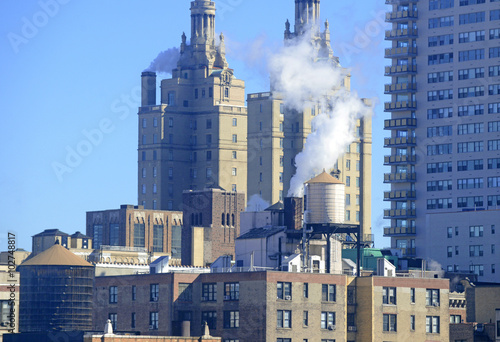 Obraz na plátně Steam rising from buildings rooftops in Manhattan on a cold winter day