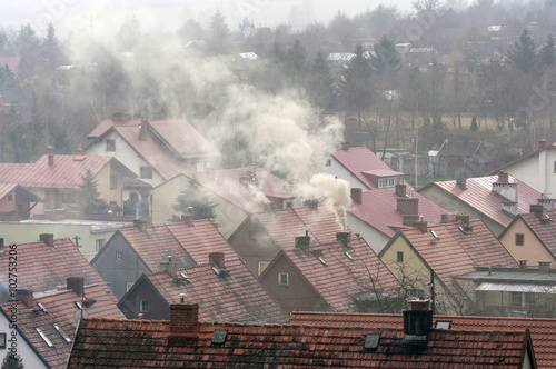 Dym nad dachami domów
