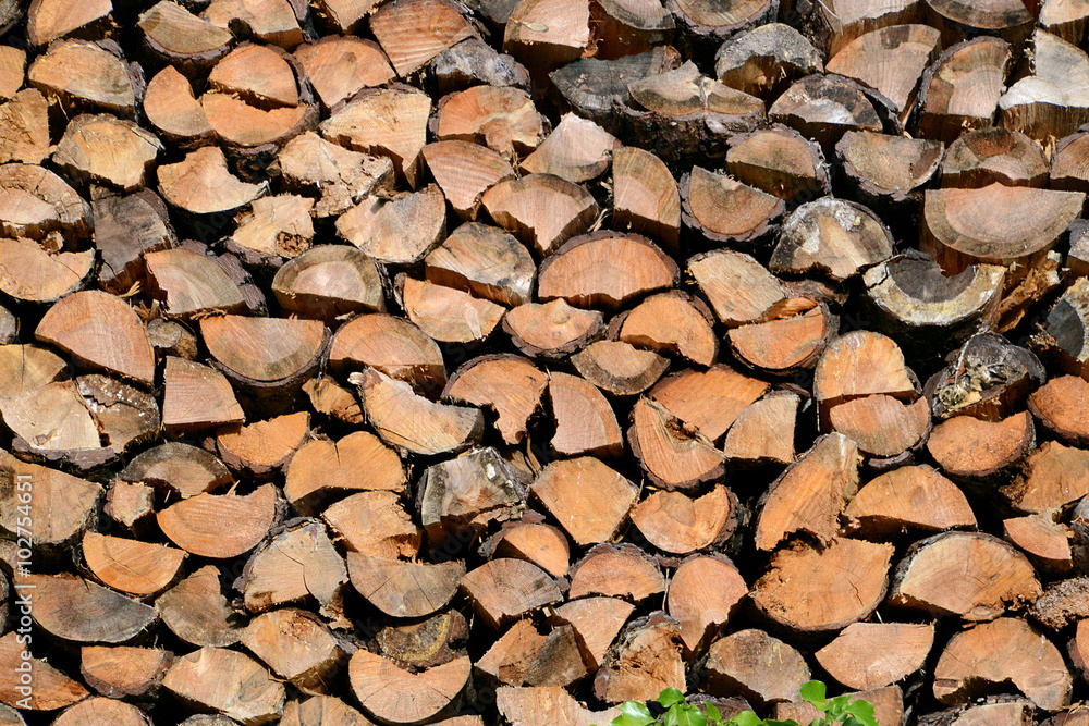 Pile de bois de chauffage en bûches fendues Pile de bois de chauffage en bûches fendues