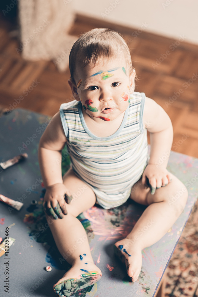 Fototapeta premium Cute boy artist playing with colors