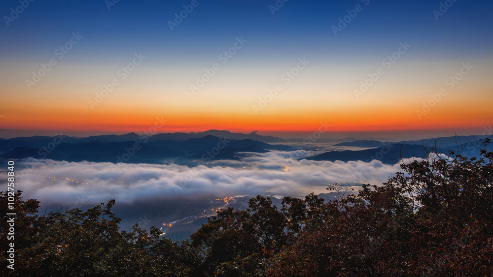 Obraz premium Seoraksan mountains is covered by morning fog and sunrise in Seo