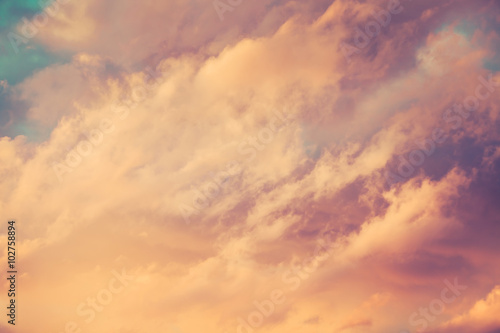 Fototapeta samoprzylepna piękne chmury o zachodzie słońca