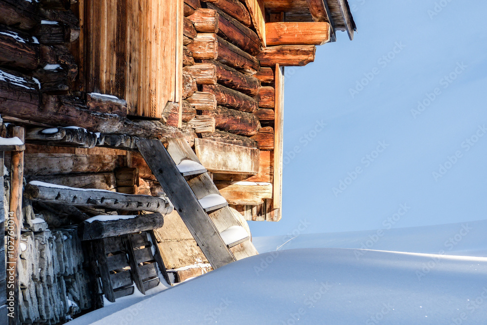 Fototapeta premium eingeschneite Almhütte