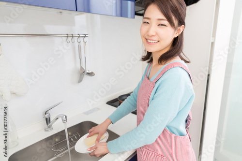 皿洗いをする女性