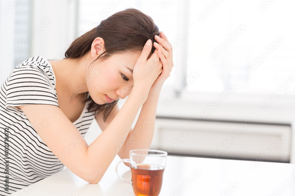 考える女性 考える女性