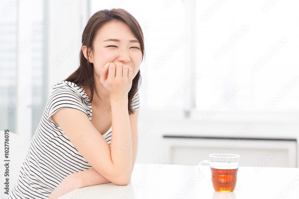 部屋でお茶を飲む女性 部屋でお茶を飲む女性
