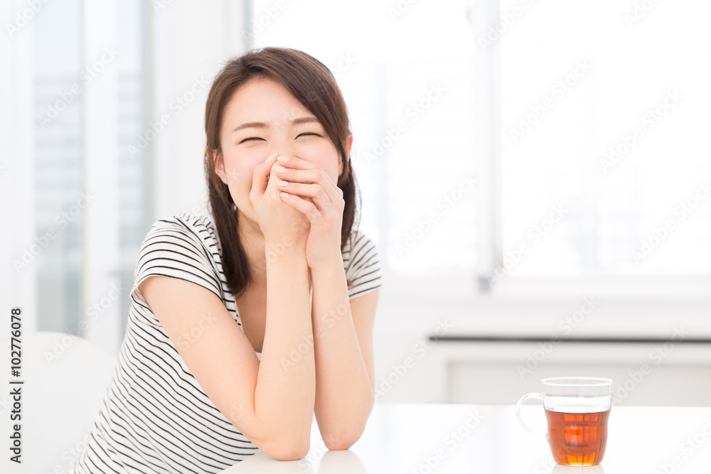 部屋でお茶を飲む女性 部屋でお茶を飲む女性