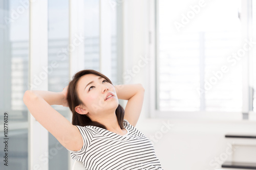 考える女性 Free Download 考える女性 - GFXLoad