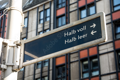 Schild 61 - Halb voll