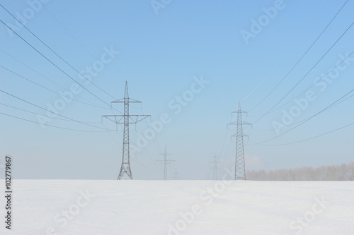 Линии электропередачи.\Две высоковольтные линии электропередачи на фоне голубого неба.