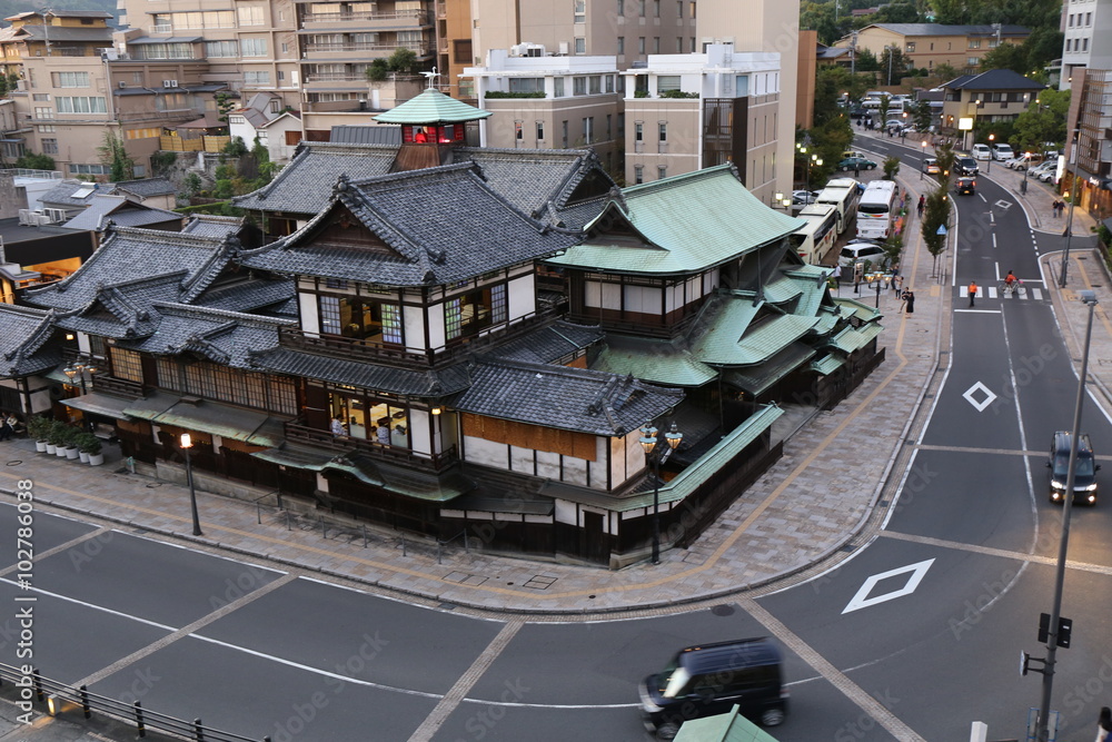 Obraz premium 夕暮れの道後温泉本館