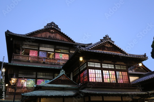 夕暮れの道後温泉本館