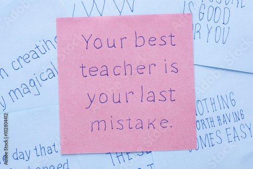 Foto Your best teacher is your last mistake written on note