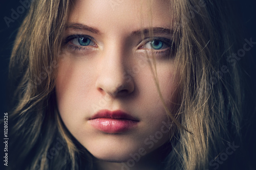 Obraz na plátně Close up photo from a disappointed young girl