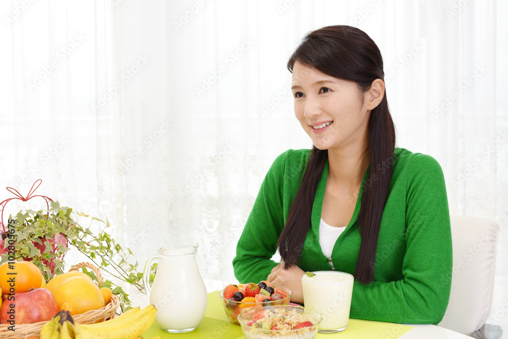 食事を楽しむ女性