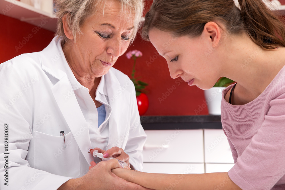 Obraz premium Ärztin gibt Patientin eine Spritze, Konzept Impfung