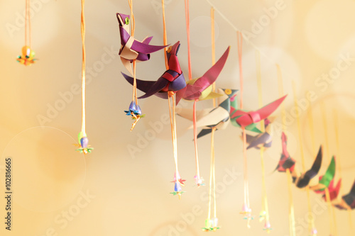 Bunte Kraniche aus Papier: Girlande mit Origami Vögeln
