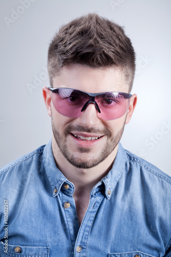 Mann Gesicht mit Laser Schutzbrille lächelt Porträt © www.freund-foto.de