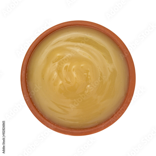 Φωτογραφία Small bowl of packaged gravy top view isolated on a white background