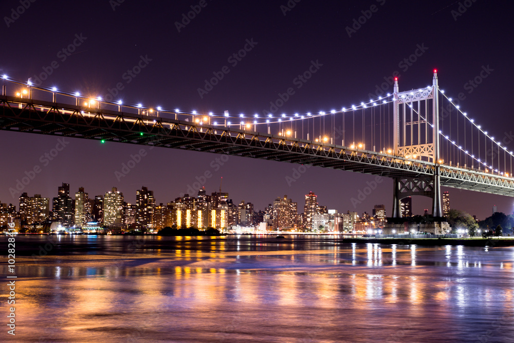 Fototapeta Piękny nocny widok na Nowy Jork i 59. Ed Koch Bridge, patrząc na Manhattan.