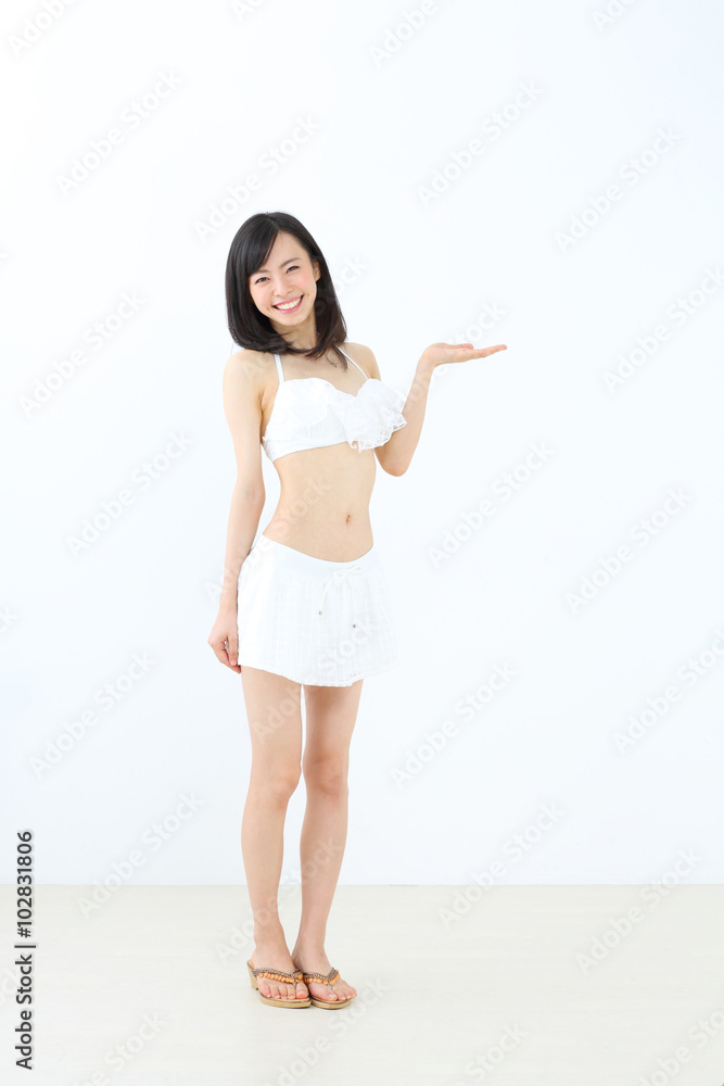 ビキニ・若い女性