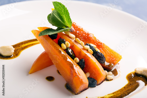 Bild auf Leinwand Carrot salad with raisins