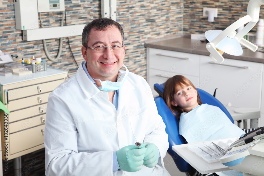 Obraz premium Male dentist and young patient