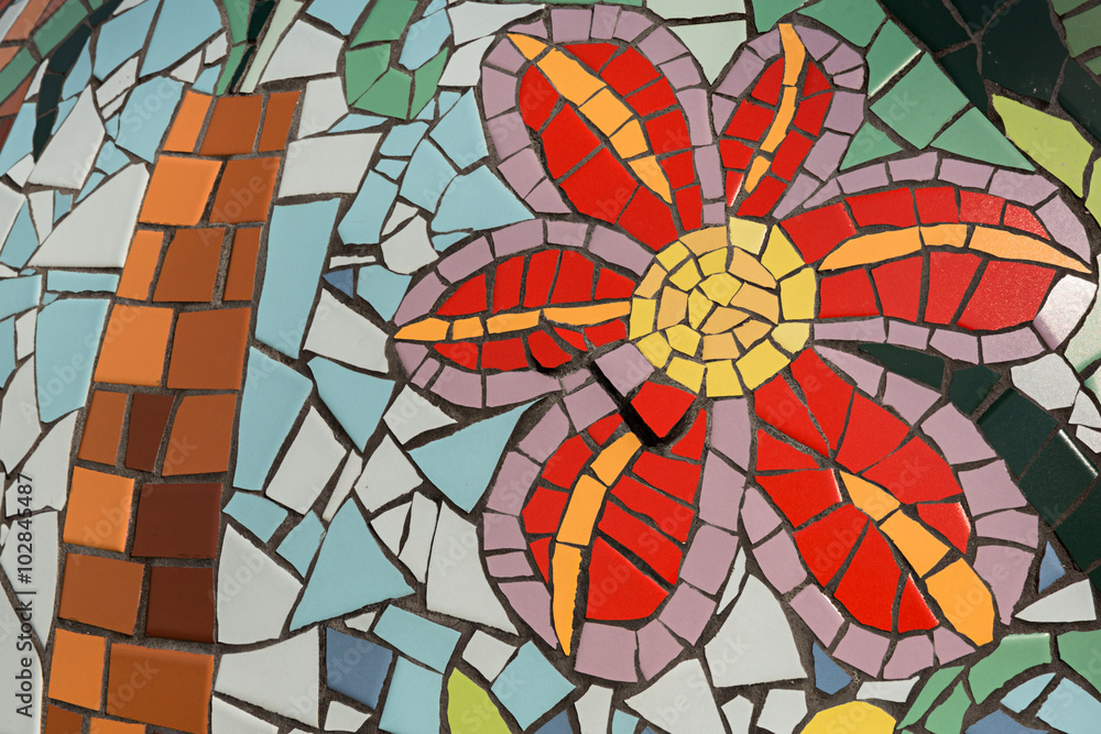 Mosaico con flor roja.
