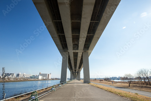高速道路（首都高速）の高架下 © Yoshinori Okada