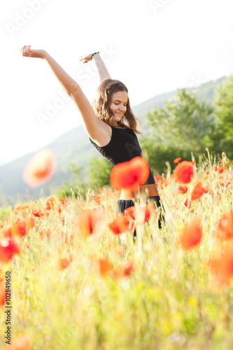 Fototapeta Naklejka Na Ścianę i Meble -  Young girl in poppy field