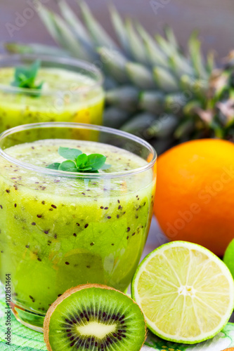 Kiwi juice with citrus fruit