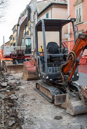 Ruspa escavatore, cantiere rifacimento pavimentazione