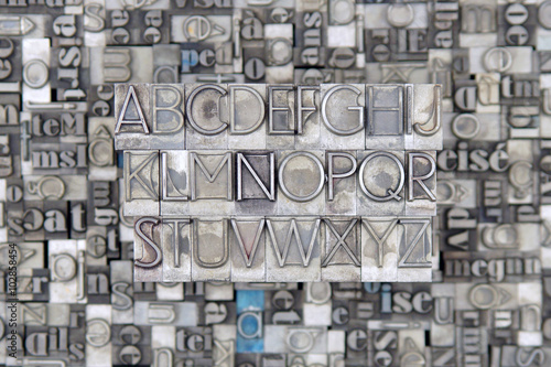 alphabet : lettres majuscules A,B,C,D,E,F,G,H,I,J,K,L,M,N,O,P,Q,R,S,T,U,V,W,X,Y,Z / caracteres d'imprimerie en plomb