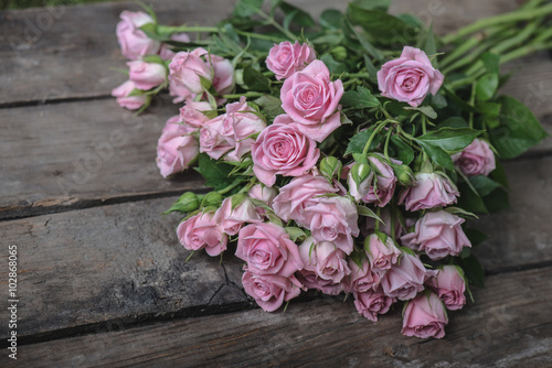 Fresh bouquet of pink roses © Laszlo