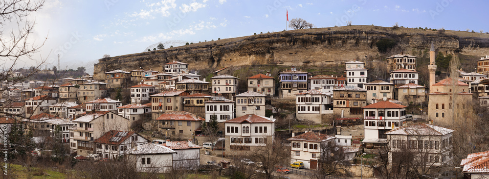 Obraz premium Safranbolu houses and hill panorama on snowy winter time Karabuk Turkey