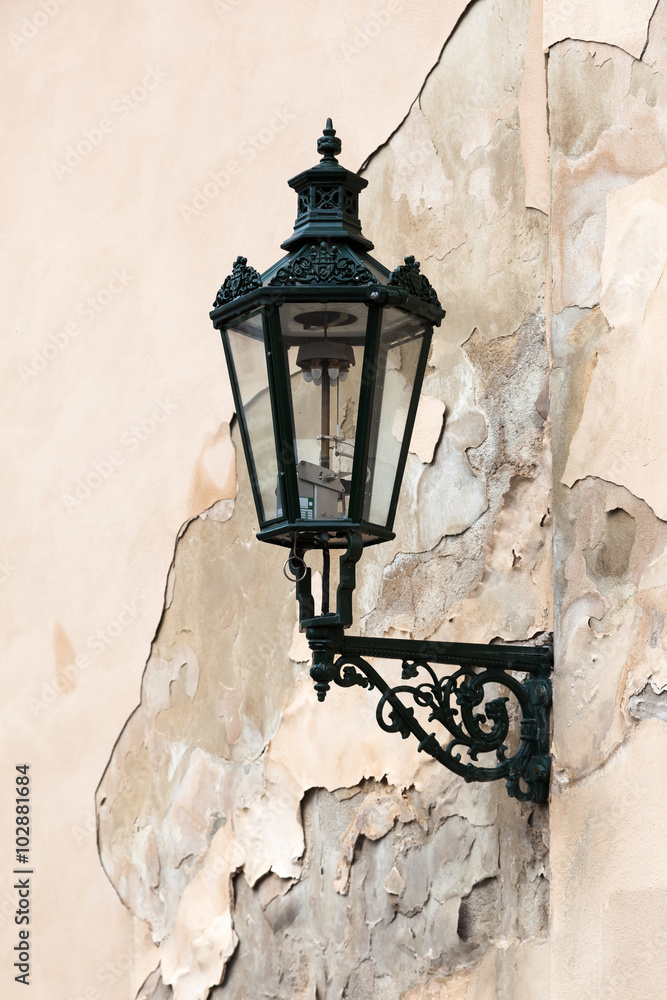 antike Lampe an einer abblätternden Hauswand in Prag antike Lampe an einer abblätternden Hauswand in Prag