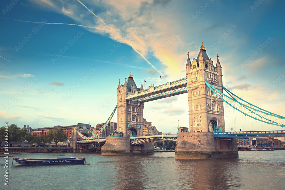 Obraz premium Tower Bridge o zachodzie słońca, Londyn