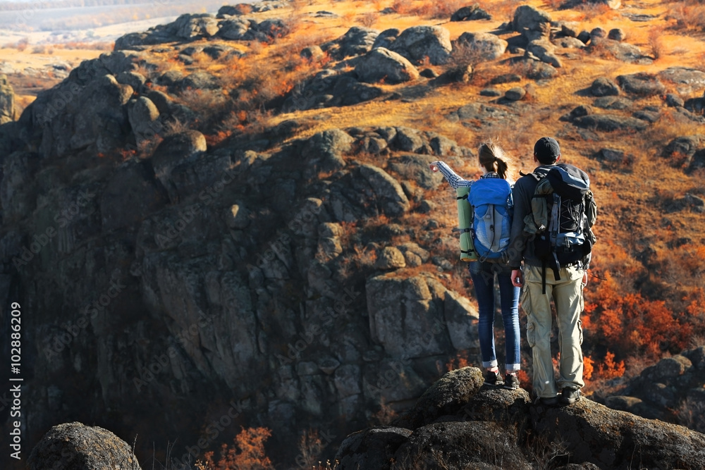 Obraz premium Man and woman on the top of the mountain