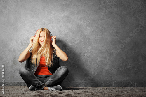 Young woman sitting on the ...