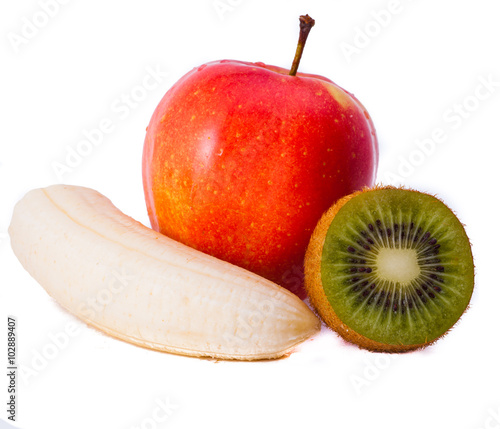 яблоко, киви, банан изолированные на белом фоне