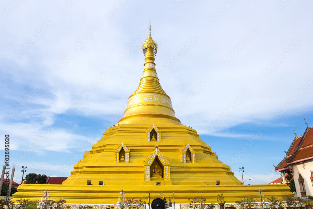 Fototapeta premium Golden pagoda at Kampangpetch province, Thailand